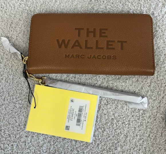 Marc Jacobs Handbags - NWT Marc Jacobs The Wallet Brown 3/4 Zip Pebbled leather Wallet #72894